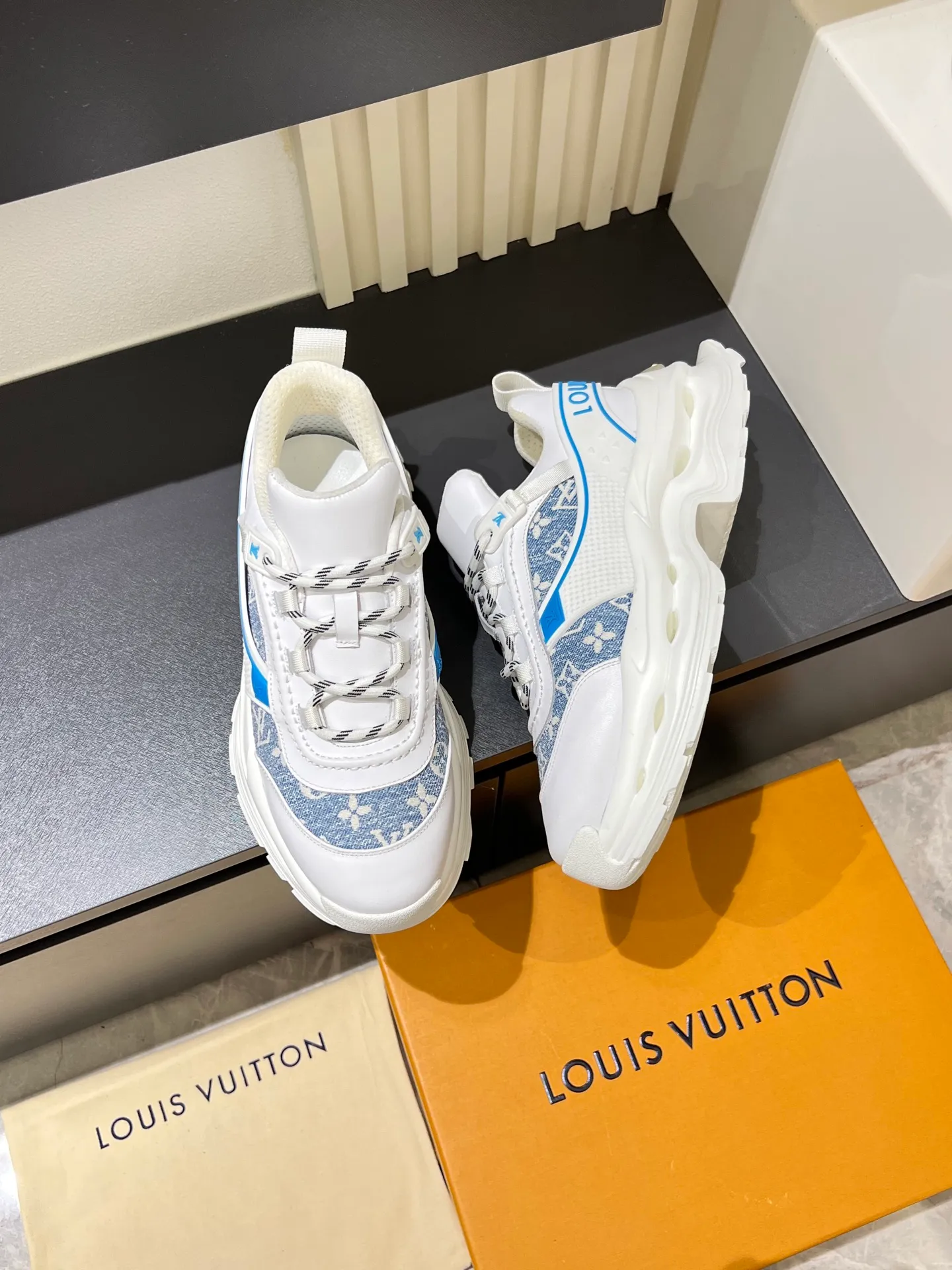 p600 "LOUI* VUITTO*" popular men's casual shoes, genuine development in Italy 💯Purchasing level quality ✔️The upper is made of first-layer cowhide, comfortable and soft sheepskin feet ⚡️ Fashionable and versatile, the toe last shape is firm and full, the soles are made from original LV molds and can be freely entered and exited the counter. Light and comfortable on the feet~Purely handmade, details determine quality! Size:39-44!